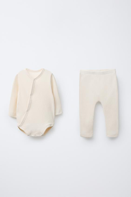 ZARA НАБОР ИЗ БОДИ И ЛЕГИНСОВ ИЗ РИФЛЕНОГО ТРИКОТАЖА, СВЕТЛЫЙ ЭКРЮ