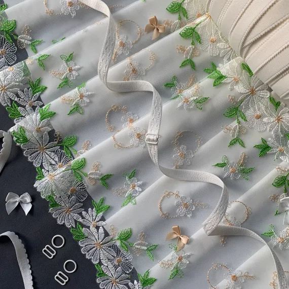 Вышивка на сетке бело-молочная ромашки 23 см