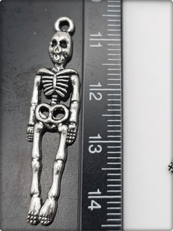 Подвески для рукоделия "Скелеты" серебристые.