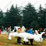 Надувная командная игра "Верхом на зайце"