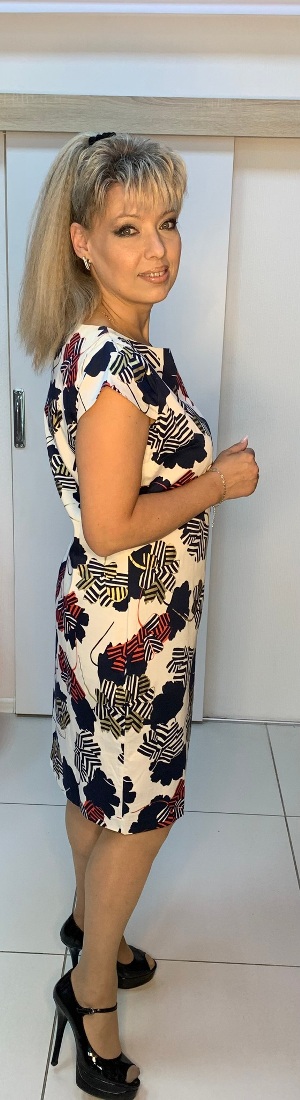 Укороченное яркое летнее платье с коротким рукавом