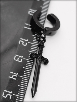 Клипса без прокола уха "Чёрный кинжал" стальная.