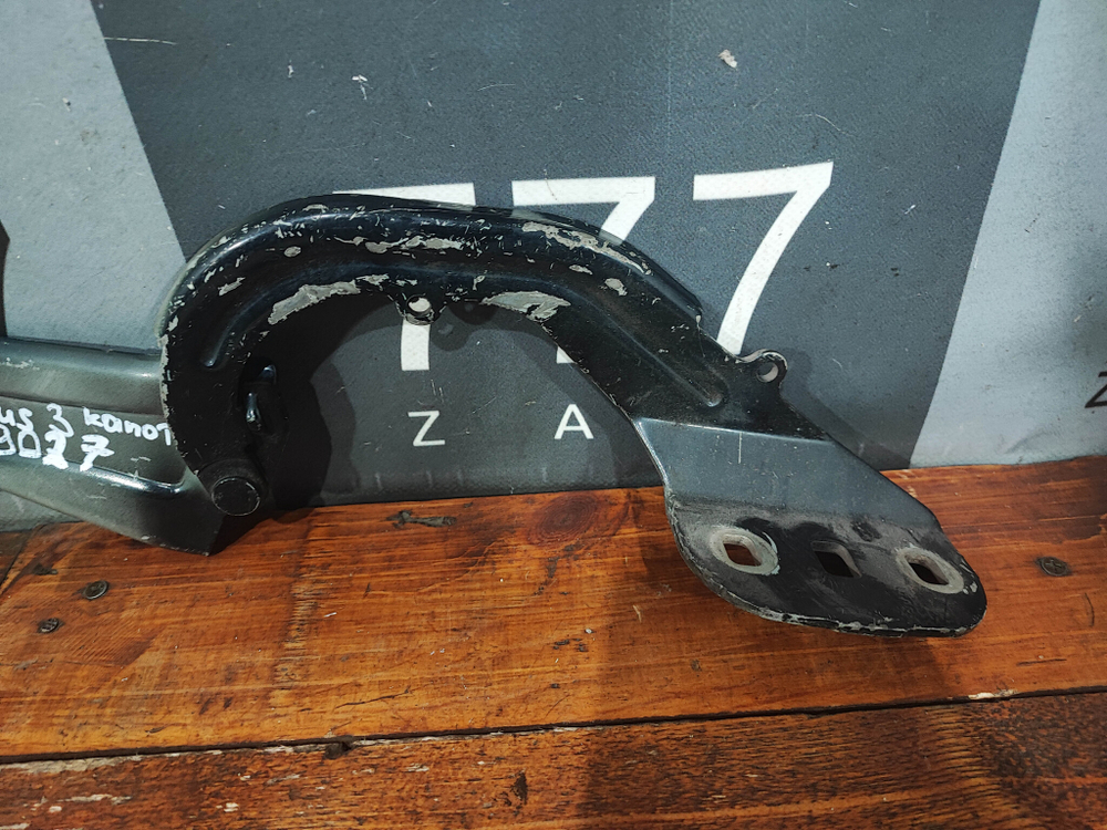 Петля капота правая Ford Focus 3, Kuga 2 (CBS) 11-19 Б/У Оригинал BM51A16800AD