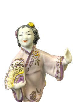 Фарфоровая статуэтка "Китаянка с веером" Гжель