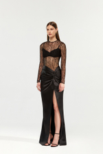 Платье макси драпированное из атласа и кружева