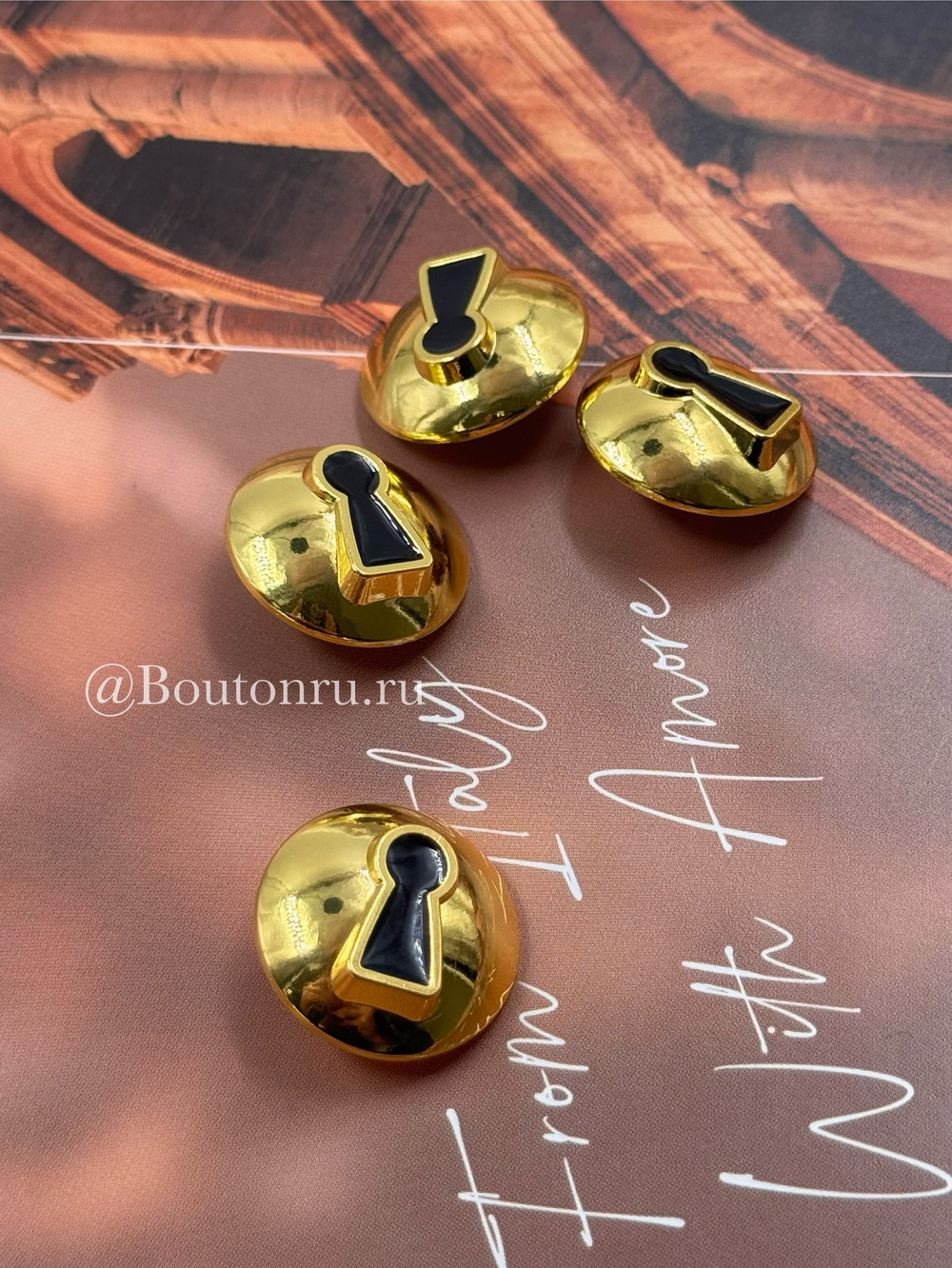 Пуговицы Скиапар. объемные "Скважина" золотистые с черной эмалью