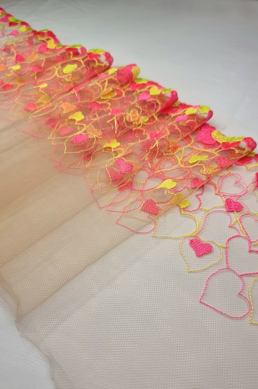 Вышивка на сетке неоновые сердечки левая К587