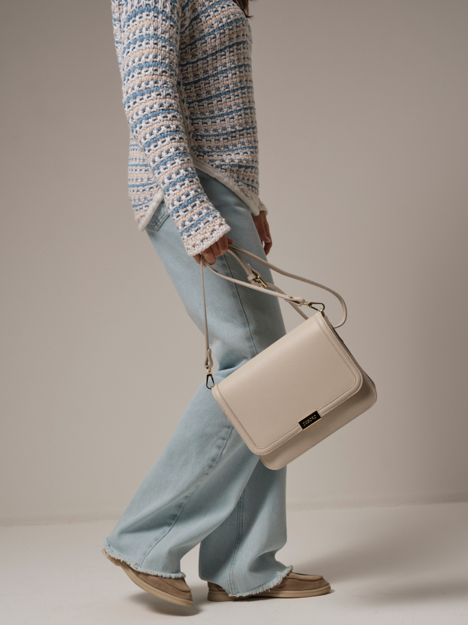 Сумка кожаная на плечо светло-бежевая