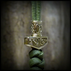 Бусина "Молот Тора с руной Феху" для темляков или браслетов