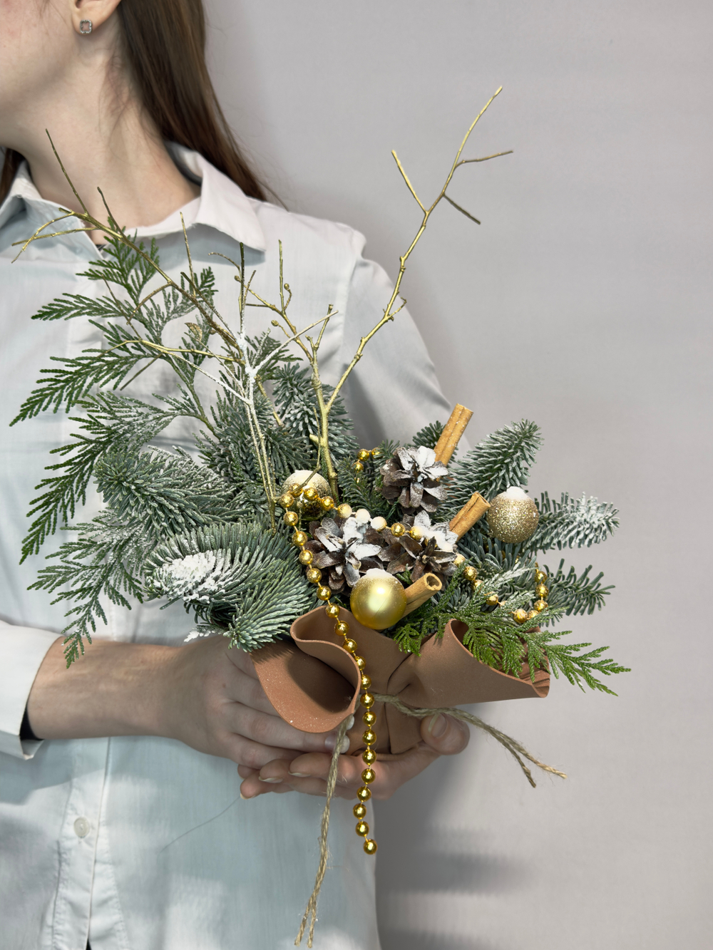 «Хогвартс в Букете» новогодняя композиция из нобилиса, корицы и украшений