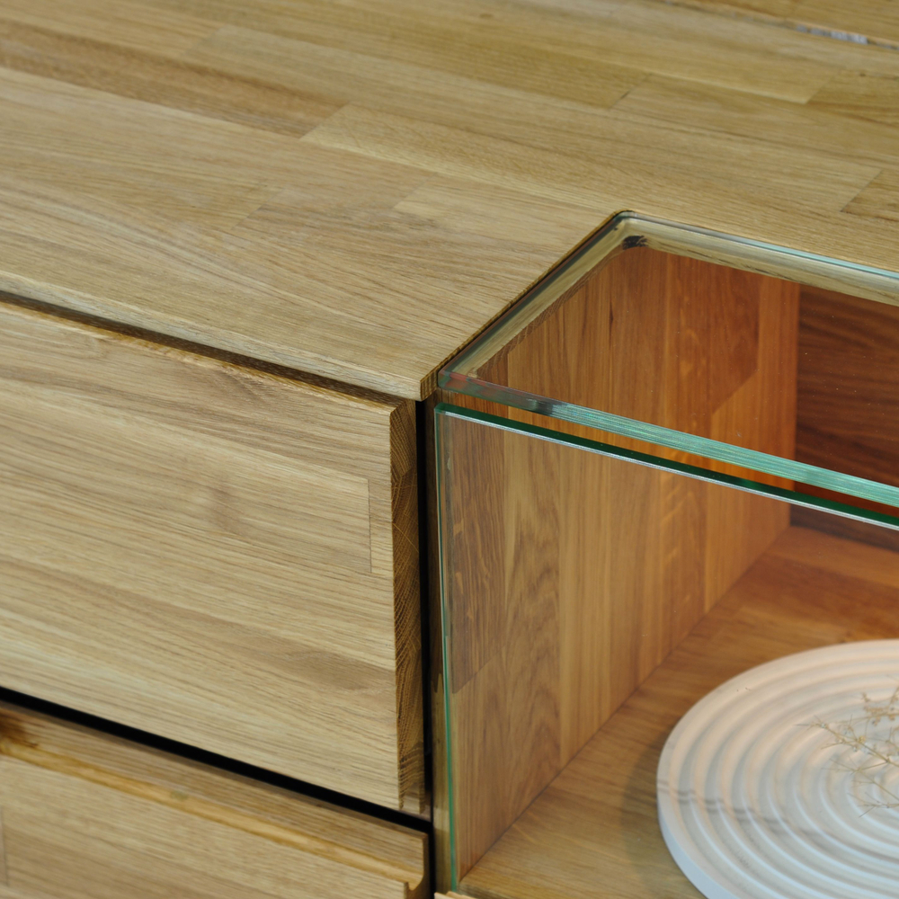 Тумба под телевизор Паво из дуба с подсветкой 180х42х50, 2 двери со стеклом, 4 ящика, цвет натуральный