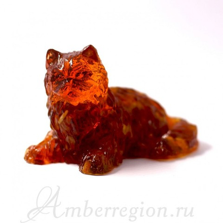 Пушистая кошка лежит