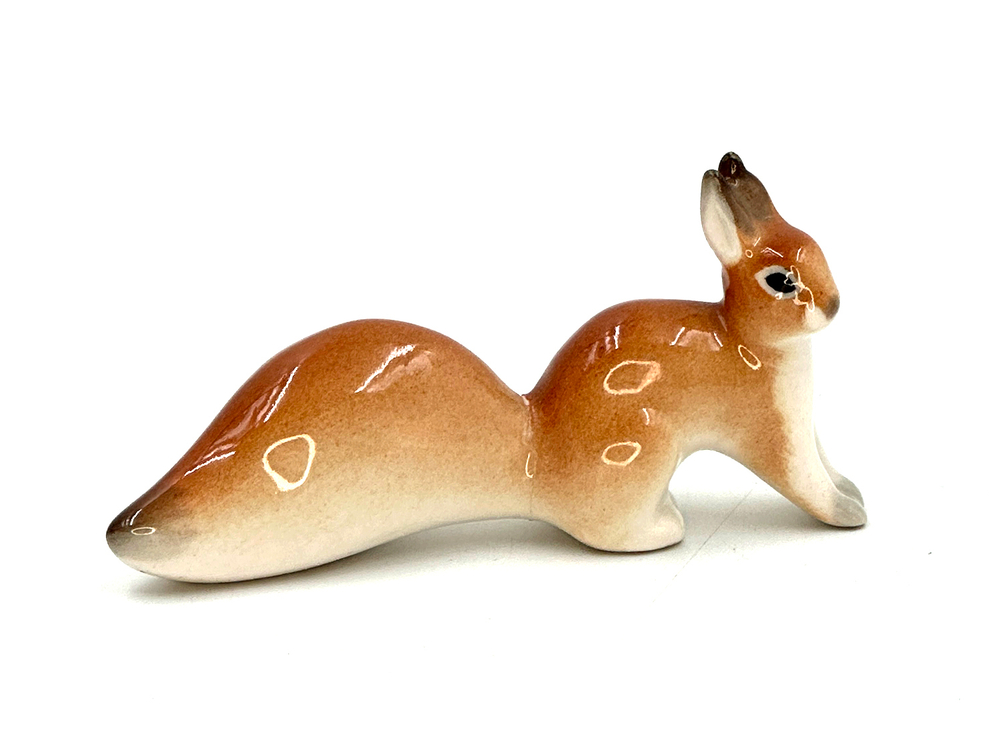 Белочка фарфоровая. Фарфор, роспись. 1960-е гг. ЛФЗ, СССР. Автор модели Веселов П. П. Длина - 11 см.
