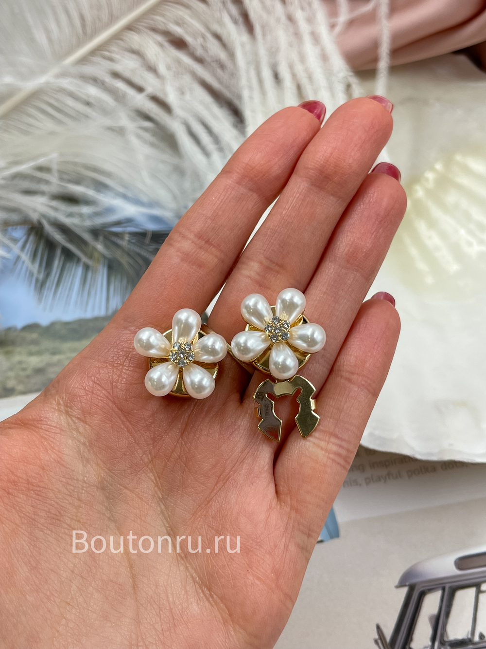 Накладка на пуговицу золотистая в форме цветка с жемчугом