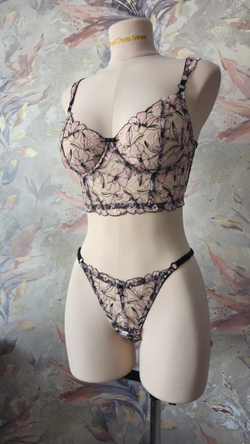 Вышивка на сетке телесная с нежно-розовым и черным неэластичная ширина 23 см