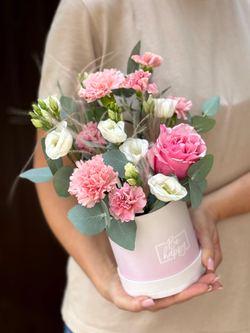 Утонченная композиция из сезонных цветов в розовой гамме от Флора Маркет