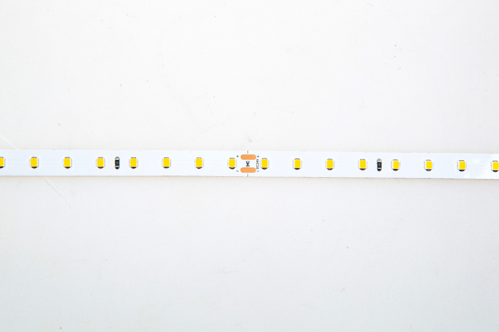 Светодиодная лента, тепло-белая,  самоклейкая,  80 д/м 3000K,  12W/m,  1842 Lm/m