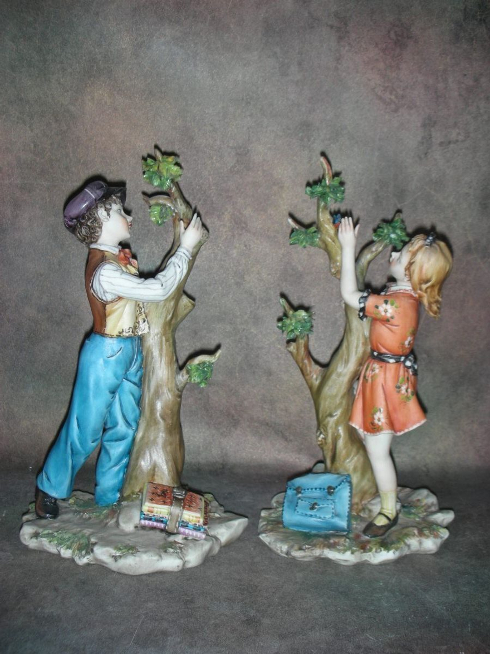 Статуэтка. Фарфор. Ученики пара. Capodimonte. Италия
