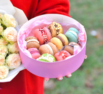 Букет кустовых пионовидных роз «Ваниль » и пирожные макарон ручной работы от «Делаем сладко»