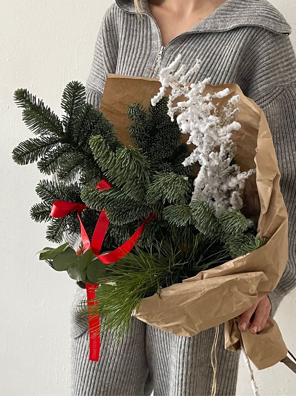 Букет из нобилиса, эвкалипта, кедра и заснеженной ветки