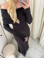 Платье с открытыми плечами из кашкорсе