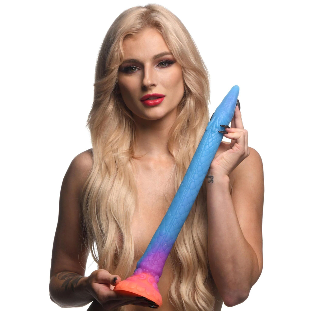 Фантазийный люминесцентный фаллоимитатор в форме змеи Makara Glow-in-the-Dark Silicone Snake Dildo - 46 см. (Цвет: синий)