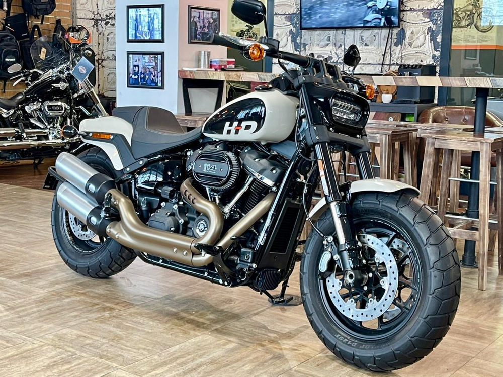 Harley-Davidson Softail Fat Bob 114 (White Sand Pearl)