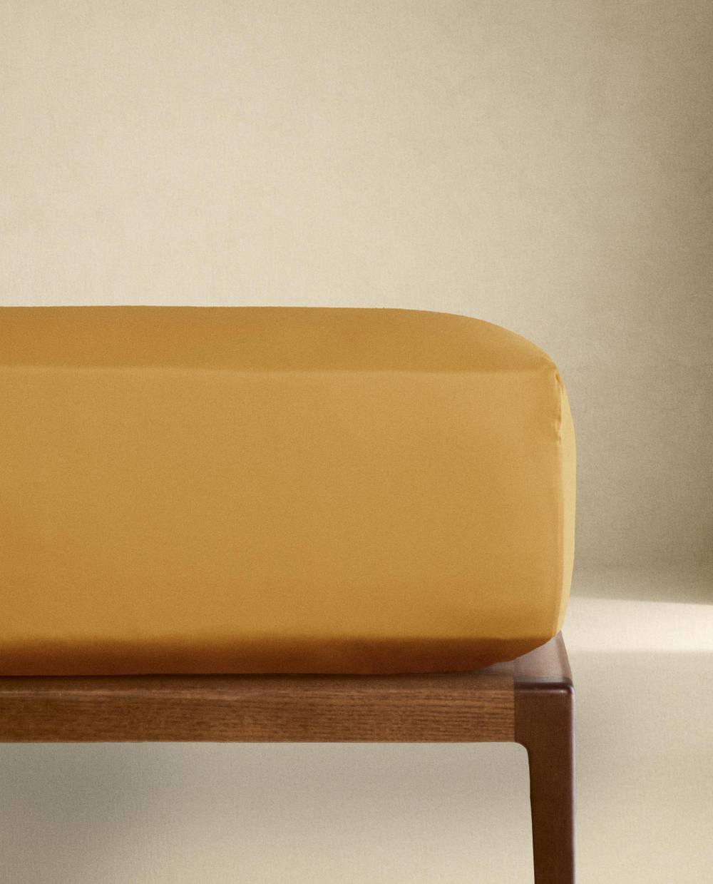 Zara Home - Атласная простыня с эластичной лентой, высота 40 см (300 нитей), горчичный, 180х200х40 см
