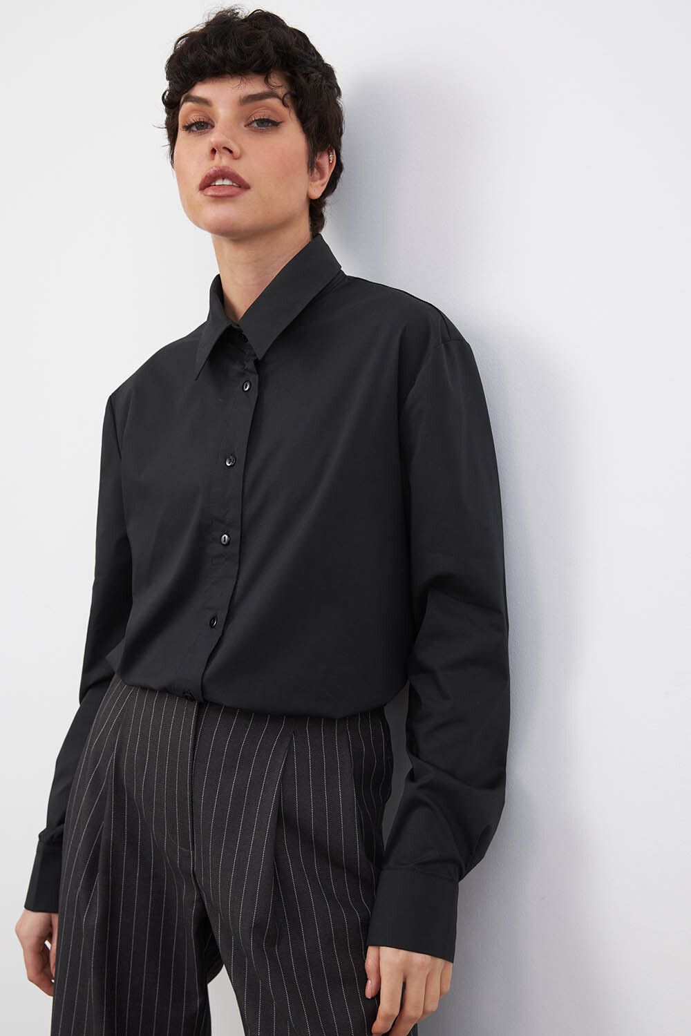 Свободная базовая рубашка из хлопка цвета антрацит