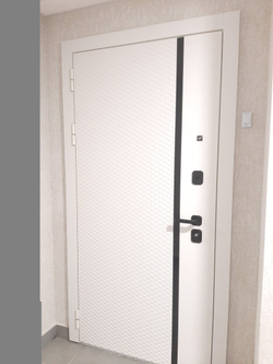 Входная металлическая белая дверь АСД Ливерпуль, молдинг черный лакобель (стекло)