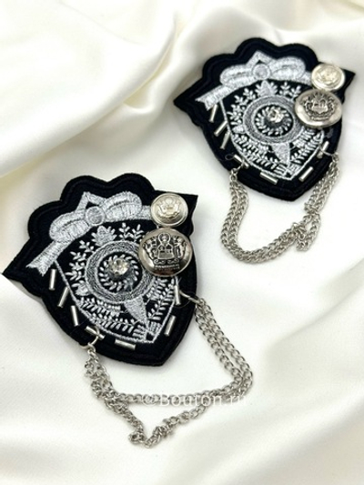 Брошь с гербом и серебристой цепью 12х7 см