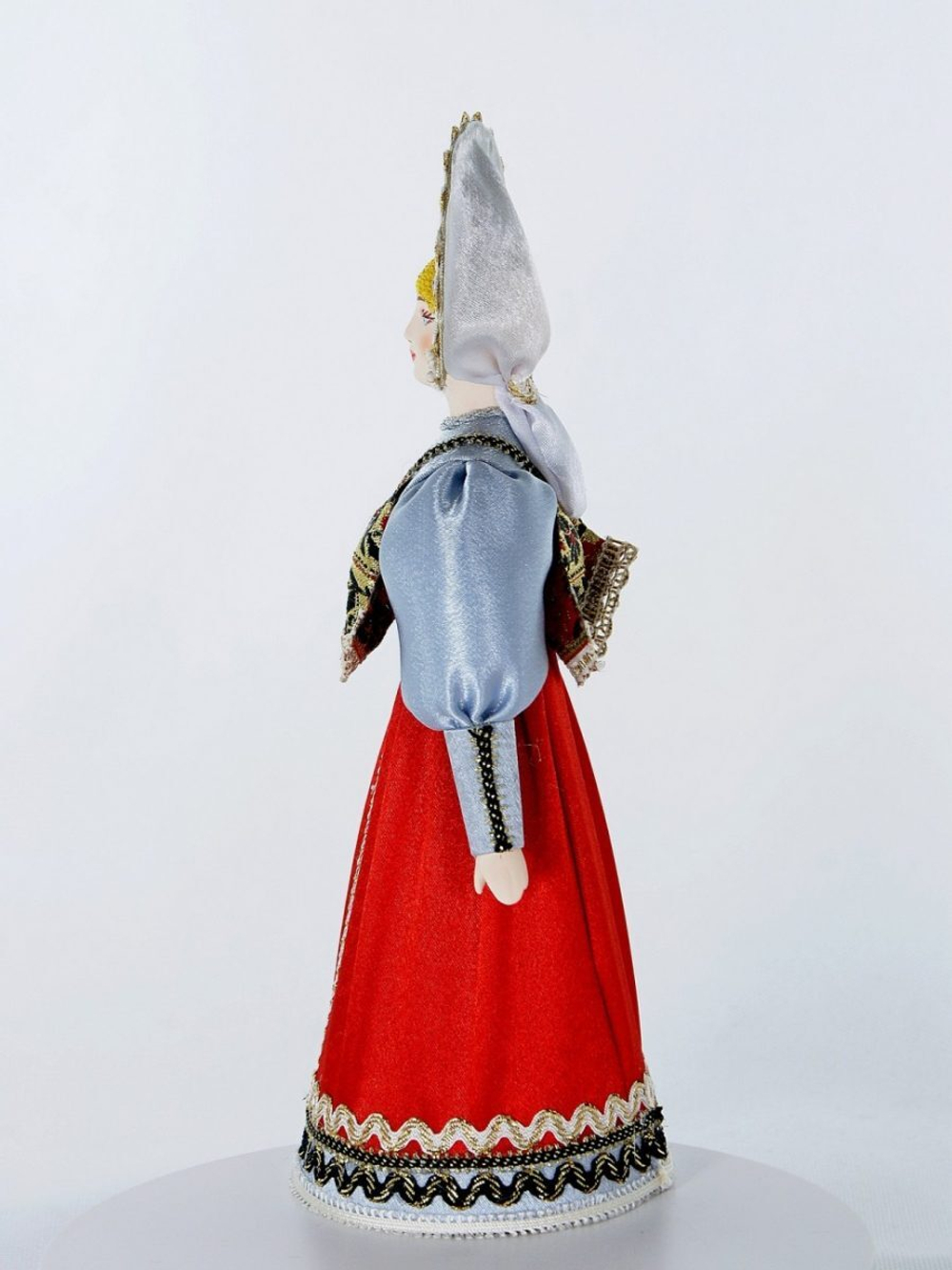 Кукла коллекционная фарфоровая в сарафане, душегрее и кокошнике,19 в. Центральная Россия