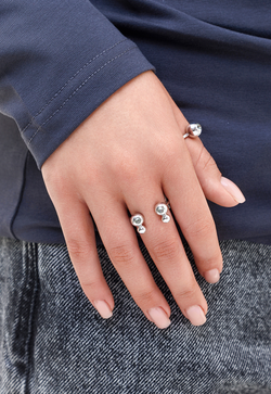 Кольцо из серебра со вставкой из чёрного фианита