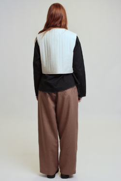 Жилет стеганый на запах из молочного хлопка