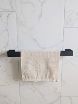 Держатель для полотенец Линия настенный, черный, 50см