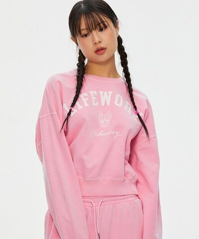 Свитшот укороченный с пигментом и надписью