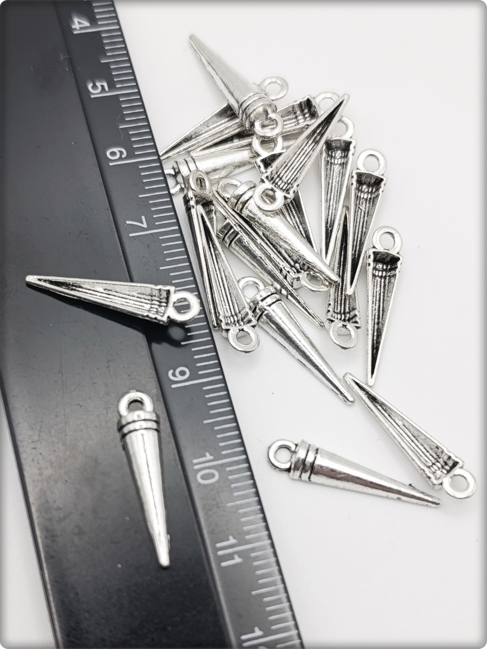 Подвески для рукоделия "Пики, конусы, шипы" серебристые.