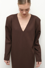 Платье с акцентными плечами