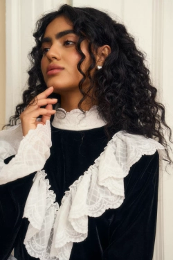 Платье макси из бархата с воротником-стойкой с кружевом