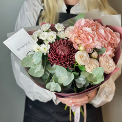 Букет с хризантемой Бигуди, гортензией и веточками эвкалипта