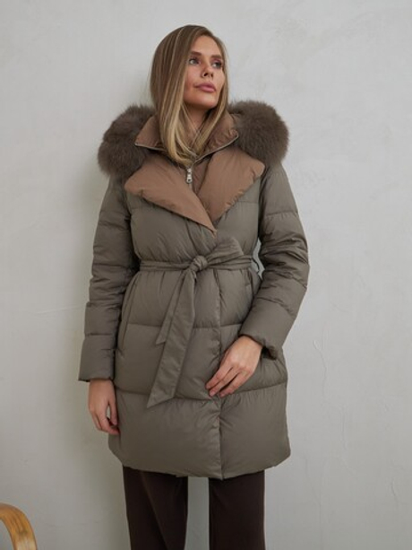 Удлиненный пуховик в цвете хаки с контрастным воротом