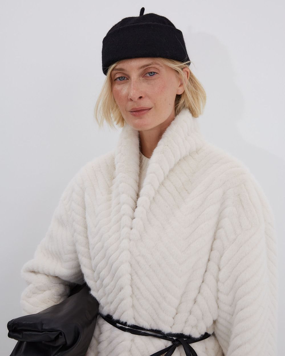 Шуба из искусственного меха норки зигзаг молочный