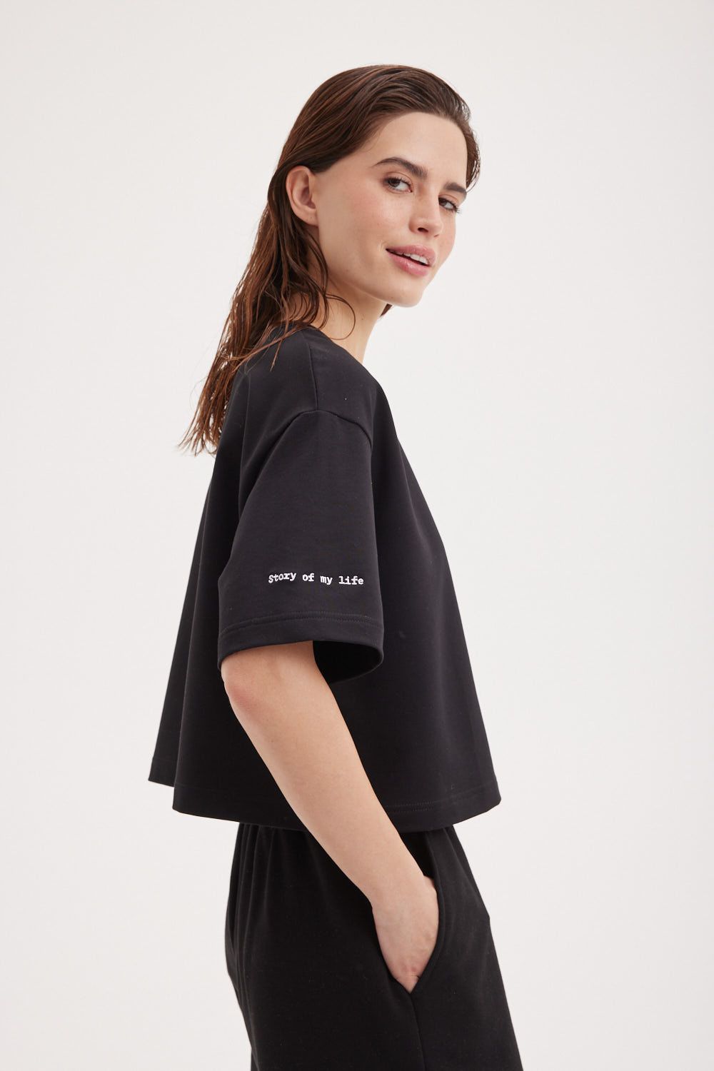 Футболка укороченная из плотного трикотажа "Уголь" женская