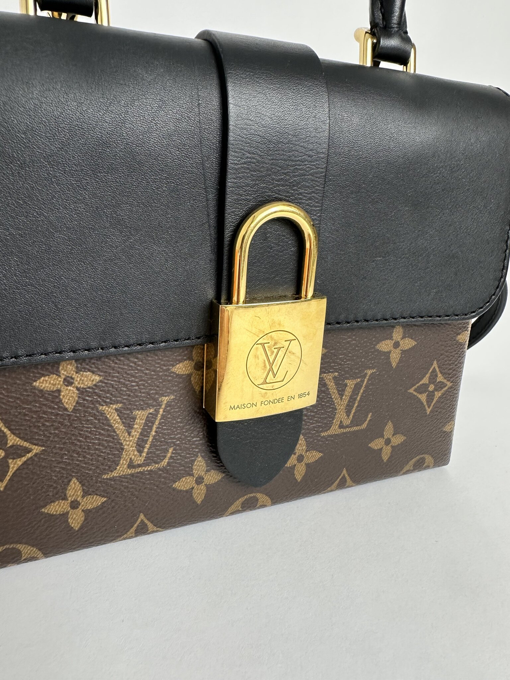 Сумка Louis Vuitton Locky BB
