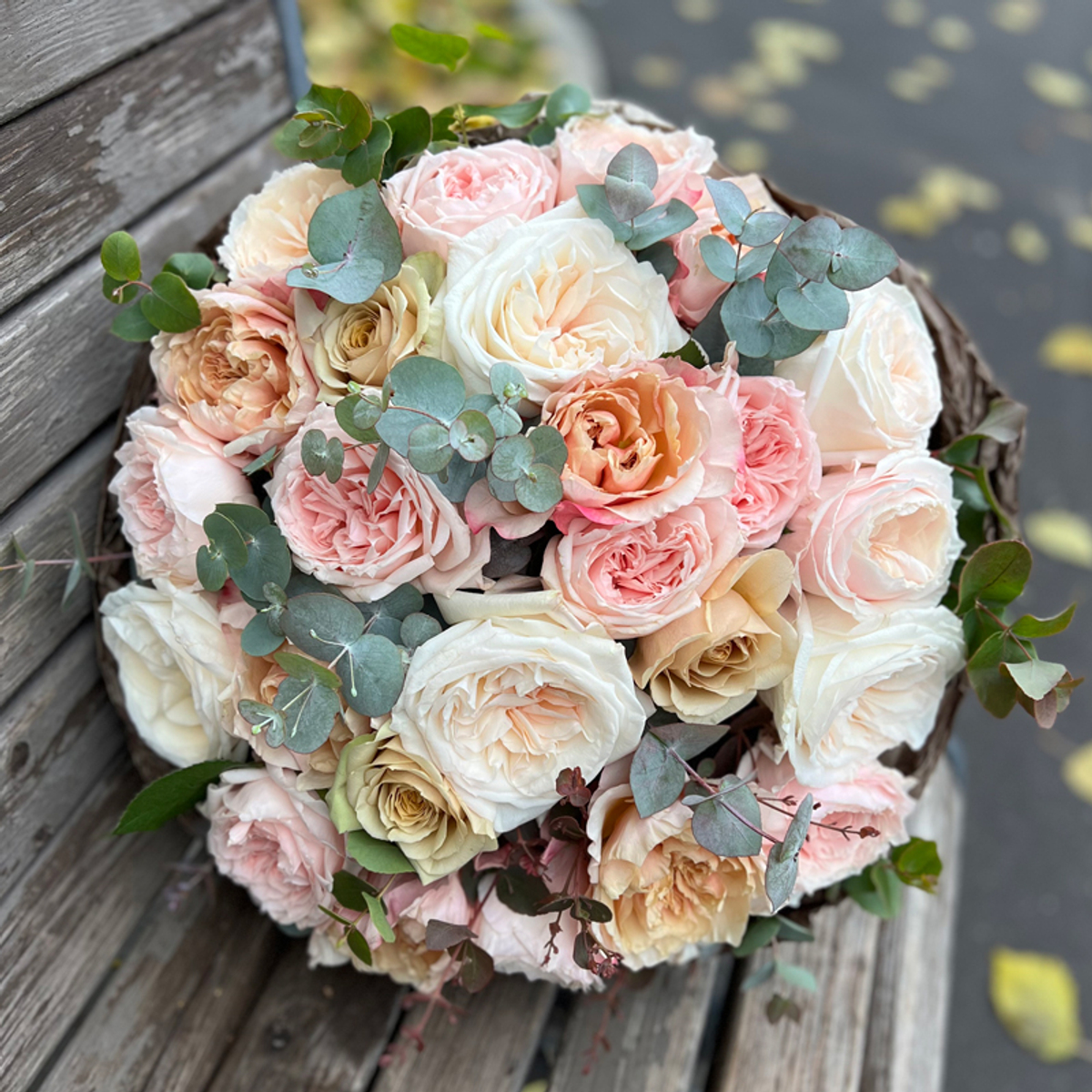 🍀 Миндальный микс — букет интерьерных и ароматных садовых роз с великолепным эвкалиптом — для мамы