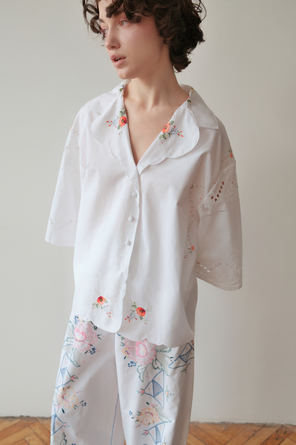 Рубашка с цветочной вышивкой