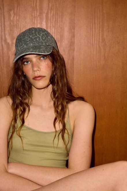 ZARA КЕПКА ИЗ САРЖИ С АНИМАЛИСТИЧЕСКИМ ПРИНТОМ, СВЕТЛО-СЕРЫЙ