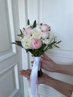 Свадебный букет из кустовых пионовидных роз, диантусов, одноголовых роз и эвкалипта