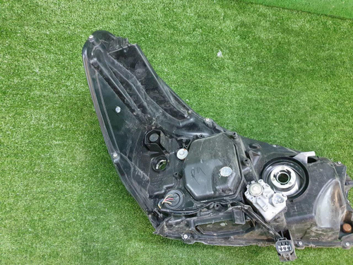 Битая Фара левая Toyota Hilux 8 (2015-2020) LED