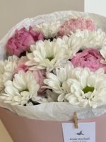 Букет из хризантемы и пионов